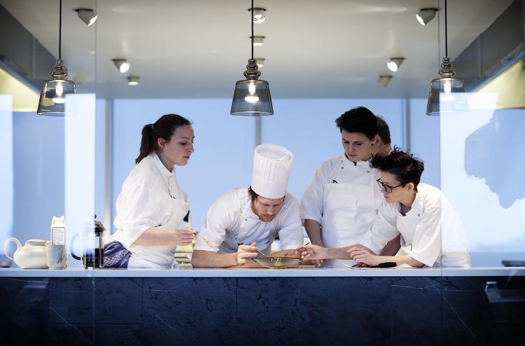 Restaurant Geranium, der drives af trekløveret Rasmus Kofoed, Rasmus Nøttrup og Søren Ledet, fortjener to michelinstjerner med det samme, mener en række danske madanmeldere. 