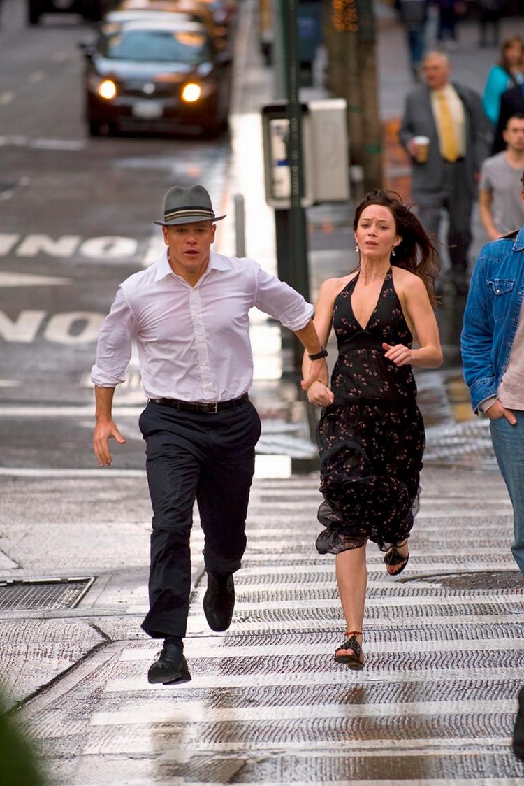Premierefilm Matt Damon og Emily Blunt er troværdige som forelsket par i scifi-thrilleren The Adjustment Bureau. 