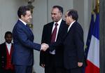 DIPLOMATI. Frankrigs præsident Nicolas Sarkozy tager mod repræsentanter for den libyske oprørsbevægelses nationalråd, Mahmoud Jibril (th) og Ali Al-Esawi. Den franske anerkendelse af oprørerne har gjort Gadaffi vred. 