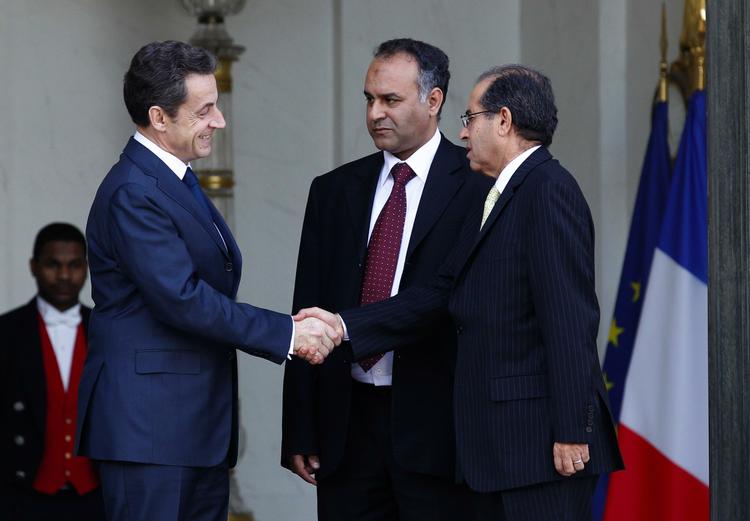 DIPLOMATI. Frankrigs præsident Nicolas Sarkozy tager mod repræsentanter for den libyske oprørsbevægelses nationalråd, Mahmoud Jibril (th) og Ali Al-Esawi. Den franske anerkendelse af oprørerne har gjort Gadaffi vred. 