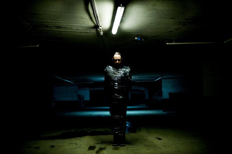 Udfordringer. Den prisvindende tyske krimiforfatter Jan Costin Wagner er aktuel med bogen 'Tavsheden'. Viklet ind i cellofan/husholdningsfilm. 