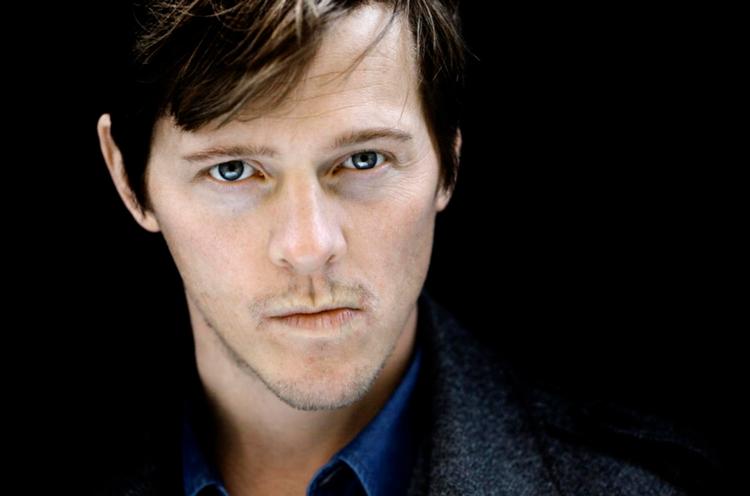 Voldsomt. Thure Lindhardt skal spille en kunstmaler, der får ny næring til sine værker gennem en stum tosse. 