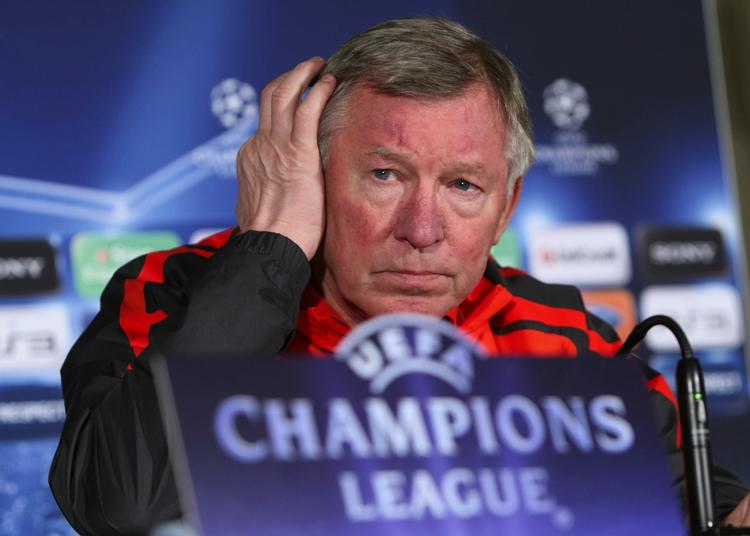 parløb. Manchester Uniteds erfarne manager, Sir Alex Ferguson, har været med i mange tættet opløb om titlen - og han mener, at hans klub er den ene af to mulige mestre. 