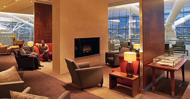 Ventetiden i lufthavnen behøver ikke føles lang, hvis man tilbringer den i en lounge. Her i British Airways' The Galleries i Heathrow, London. 