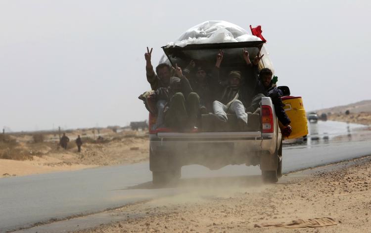 FLUGT. Oprørsstyrkerne i Libyen har opgivet at kæmpe mod regeringsstyrkerne i byen Ras Lanuf. 