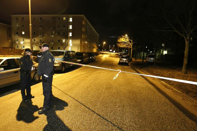 Politiet er massivt tilstede i Tingbjerg, efter en person torsdag aften er blevet dræbt efter skyderi. 