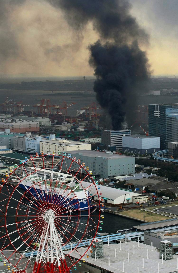 Kraftig røg vælter op fra en kontorbygning i Tokyo. 
