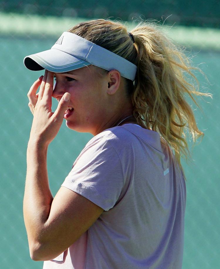 Træning. Caroline Wozniacki fanget af AP's fotograf under en træningssession med Daniela Hantuchova i Indian Wells. 