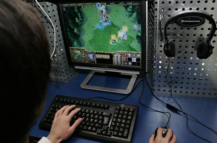 Afhængighed. For meget tid brugt foran computeren kan ødelægge børns sociale liv. 