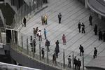 Rystede. Japanere i Tokyo standser op under rystelserne, der blev målt til 8,9 på richterskalaen. Jordskælv af den styrke forekommer igennemsnit kun én gang om året i verden. 