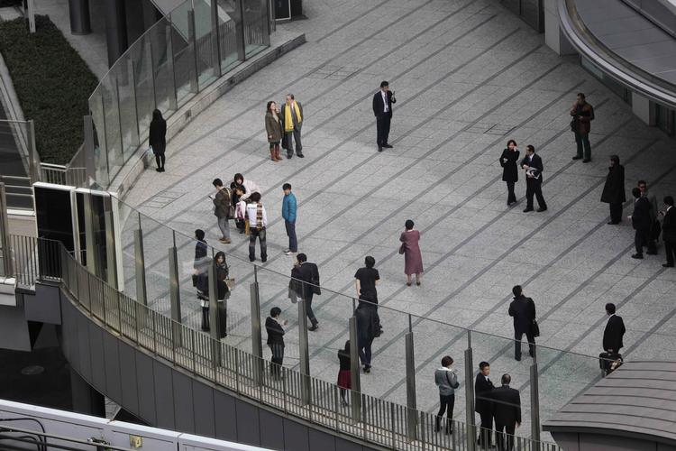 Rystede. Japanere i Tokyo standser op under rystelserne, der blev målt til 8,9 på richterskalaen. Jordskælv af den styrke forekommer igennemsnit kun én gang om året i verden. 