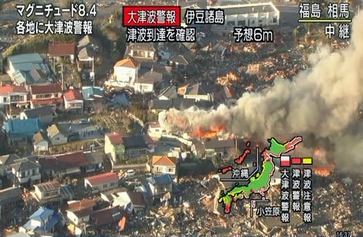Tv-billeder viser ødelæggelserne i Soma i det nordlige Japan. 