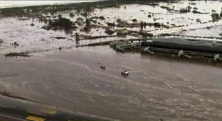 Naturkatastrofe. Vandet er væltet ind over millionbyen Sendai i det nordlige Japan - nu er det på vej til en stribe lavtliggende Stillehavsøer. 
