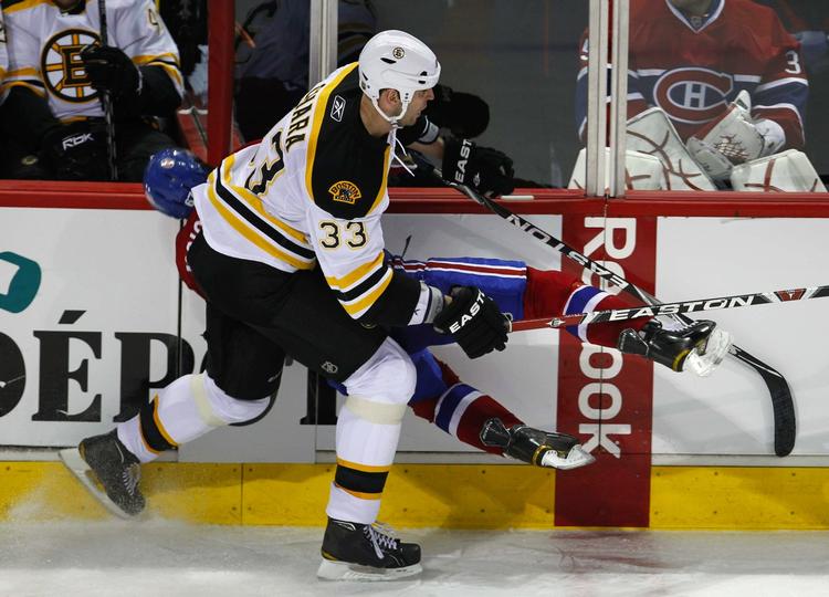 brutalt. Montreal Canadiens' Max Pacioretty knalder hovedet ind i sammenføjningerne ved plexiglasset efter Zdeno Charas voldsomme tackling. 