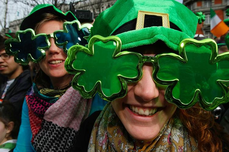 Grønt. På St. Patrick's Day er vi alle irske og alle kan være med i paraden, der begynder og ender ved Rådhuspladsen. 