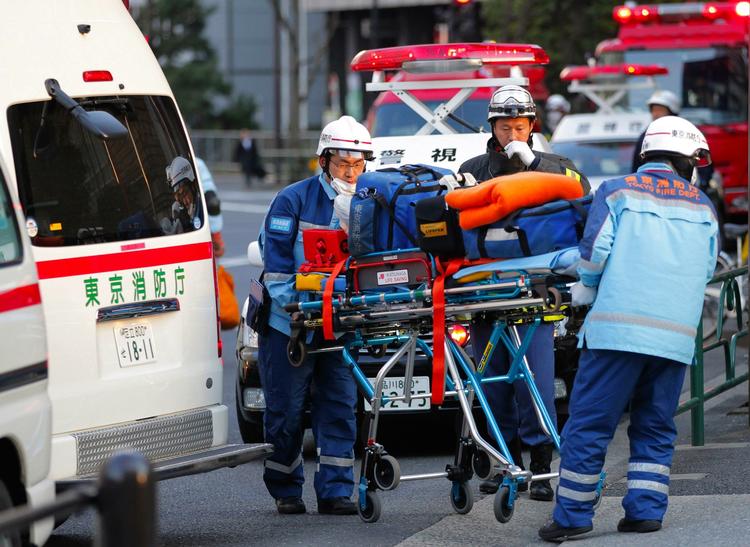 Ambulancefolk rykker ud i Tokyo. 