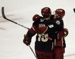 sejrsstime. Spillerne fra Phoenix Coyotes jubler over Eric Belangers mål i kampen mod Calgary Flames. 