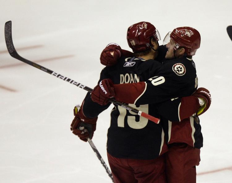 sejrsstime. Spillerne fra Phoenix Coyotes jubler over Eric Belangers mål i kampen mod Calgary Flames. 