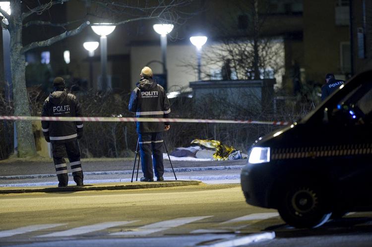 Skud. En 19-årig mand blev i aftes dræbt, da  der blev skudt mod en gruppe somaliere i Husum i København. 