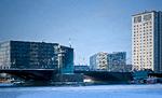 Tilpasset. Krystallen er et barn af sine omgivelser. Den ses her mellem  Nykredits store sorte glaskube og  Danhostels højhus med Langebros tårn i forgrunden. 