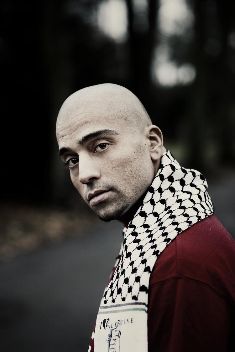 marwan. Hiphopperen prøver at se tingene i et bredere perspektiv end tidligere, men mange af teksterne strander på halvvejen. 