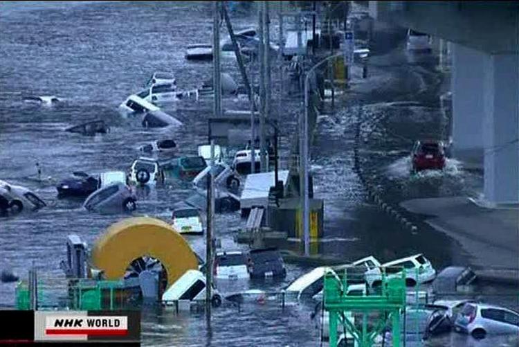 Biler skylles i havet i byen Kamaishi, viser disse billeder fra NHK, Japans svar på DR. 