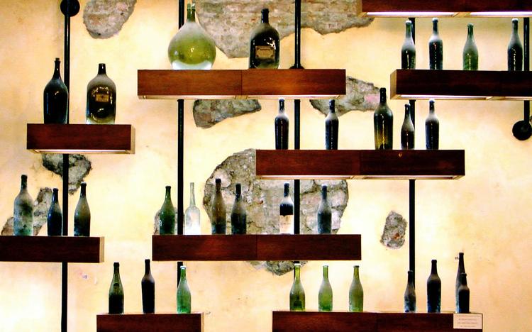 KONGEVIN.  Sidste år åbnede Barolo-museet i middelalderslottet Castello Falletti i selve landsbyen Barolo. Museet er en hyldest til Kongernes vin – vinens konge, som Barolo kaldes. 