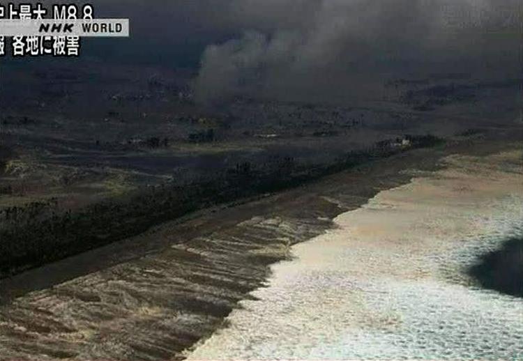 tsunami. Tidligere i dag skyllede vandet ind over Japans kyst. 