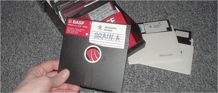 Computervirus. Verdens første af slagsen blev lavet for 25 år siden i Pakistan og blev ikke spredt på nettet men via disse bøjelige fluppy disks. 