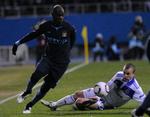 Action. Mario Balotelli (t.v.) blev stoppet af græsset i Kijev. 