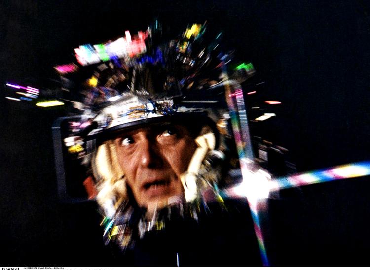 Hjernespin. Ligesom i  Douglas Trumbulls film 'Brainstorm' fra 1983 (bill.) eksperimenterer forskere i filmindustrien med at 'kravle ind' i  publikums hjerner for at aflæse  reaktioner på f.eks. en filmtestvisning. Metoden bliver blandt andet  afprøvet hos Disney. 