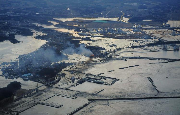 Katastrofe. Røgen stiger fra det raserede område i Fuhushima-staten i det østlige Japan 