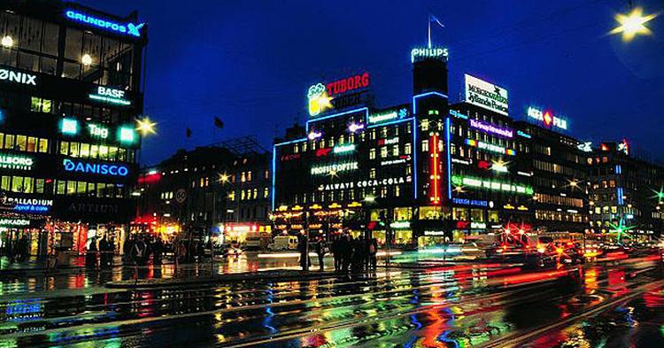 NATTESHOW. Neonlys ved aftentide på H.C. Andersens Boulevard i Københavns centrum. 