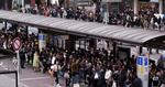 Dækning. Mange japanere er gået udendørs af frygt for efterskælv. 