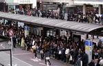 Trængsel. Undergrundsbanerne i Tokyo er lukket på grund af frygt for efterskælv. 