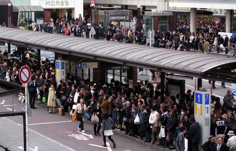 Trængsel. Undergrundsbanerne i Tokyo er lukket på grund af frygt for efterskælv. 