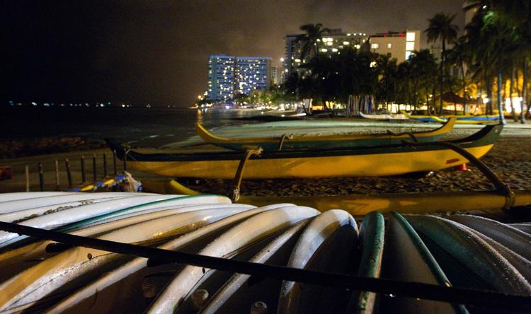 Stilhed. Før stormen. Turistfluepapiret Waikiki Beach på Hawaii kort inden flodbølgen var varslet. Da den ankom, viste den sig at være langt mere udramatisk end ventet. 
