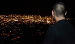 Tsunami. En mand kigger ud over Honolulu på Hawaii. 