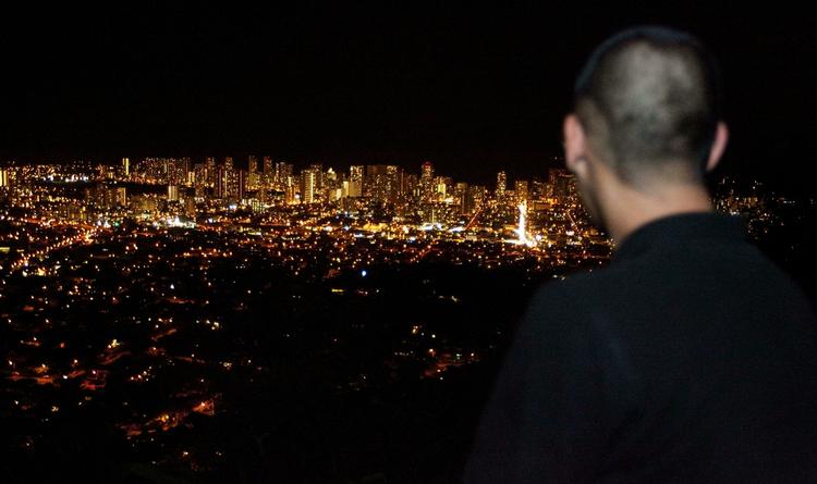 Tsunami. En mand kigger ud over Honolulu på Hawaii. 