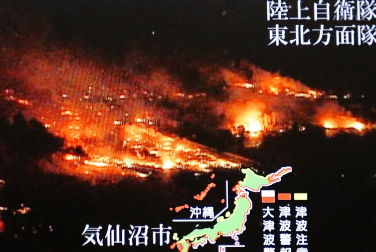 BRAND. Tv-optagelser viser store brande i den japanske by Kesennuma nær Sendai, hvor tsunamien tidligere i dag ramte. Her ses et stilbillede fra optagelserne. 