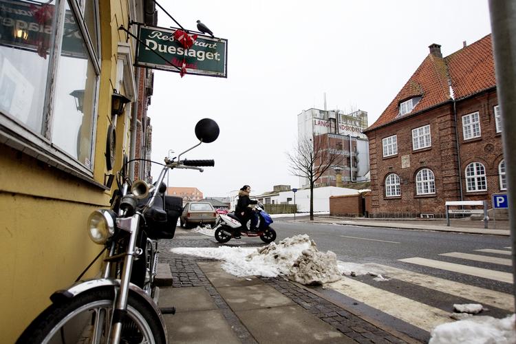glidebane. Ungdomskommissionen, Dommerforeningen, Advokatrådet, Det Kriminalpræventive Råd og alle andre eksperter var imod VKO's forslag om at sætte lavalderen ned. Men nu kan 14-årige officielt stemples som lovbrydere. 