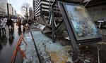 Rystelser. En mur, der brasede sammen efter jordskælvet, knuste en bus i Sendai i Japan. 