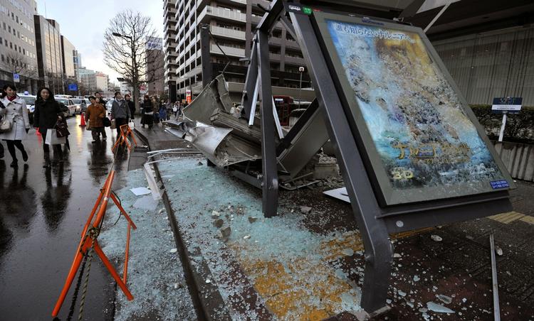 Rystelser. En mur, der brasede sammen efter jordskælvet, knuste en bus i Sendai i Japan. 