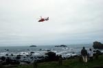 Eftersøgning. En amerikansk mand blev revet væk af vandet, da han ville fotografere flodbølgen. 
