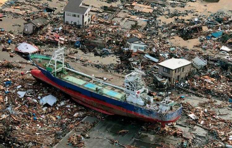 Ødelæggende. Tsunamiens enorme kræfter har slynget dette skib ind i byen Kesennuma i det nordlige Japan. 