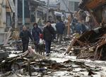 ødelæggelse. Indbyggere i byen Natori, Miyagi, i den nordlige del af Japan, inspicerer de ødelæggelser, som tsunamien har forårsaget i deres by. 