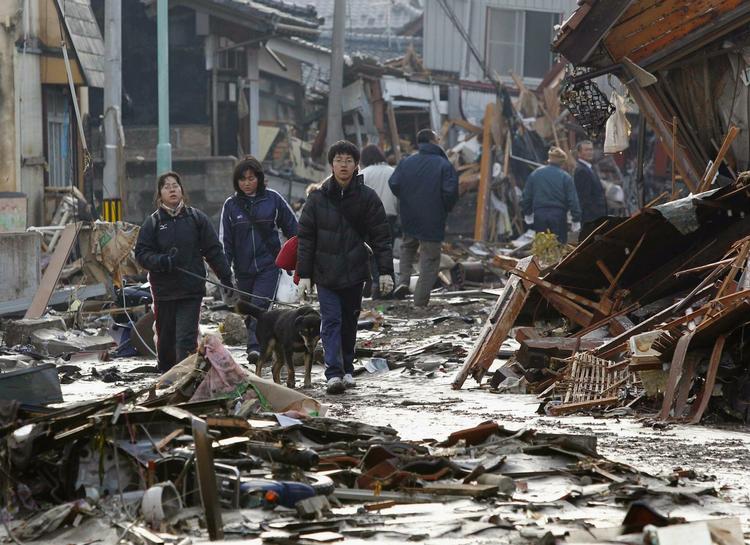 ødelæggelse. Indbyggere i byen Natori, Miyagi, i den nordlige del af Japan, inspicerer de ødelæggelser, som tsunamien har forårsaget i deres by. 