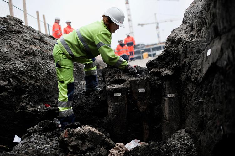 Centralisering. Fremover skal måske kun en halv snes museer i landet stå for at rådgive bygherrer og kommuner, før de bygger nyt, og tage sig af gravearbejdet efter arkæologiske genstande. Her arbejder arkæologer  i metroudgravningerne i  København. 