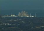 Eksplosion. Røgen stiger op fra den sammenstyrtede bygning i  kølvandet på en eksplosion på det japanske atomkraftværk Fukushima Daiichi i det nordøstlige Japan. 