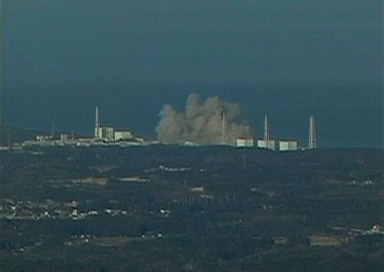 Eksplosion. Røgen stiger op fra den sammenstyrtede bygning i  kølvandet på en eksplosion på det japanske atomkraftværk Fukushima Daiichi i det nordøstlige Japan. 